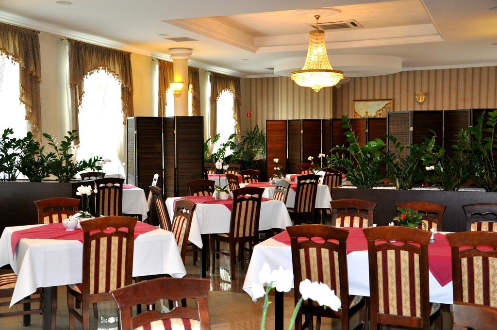Hotel Korona Rzeszów Esterno foto