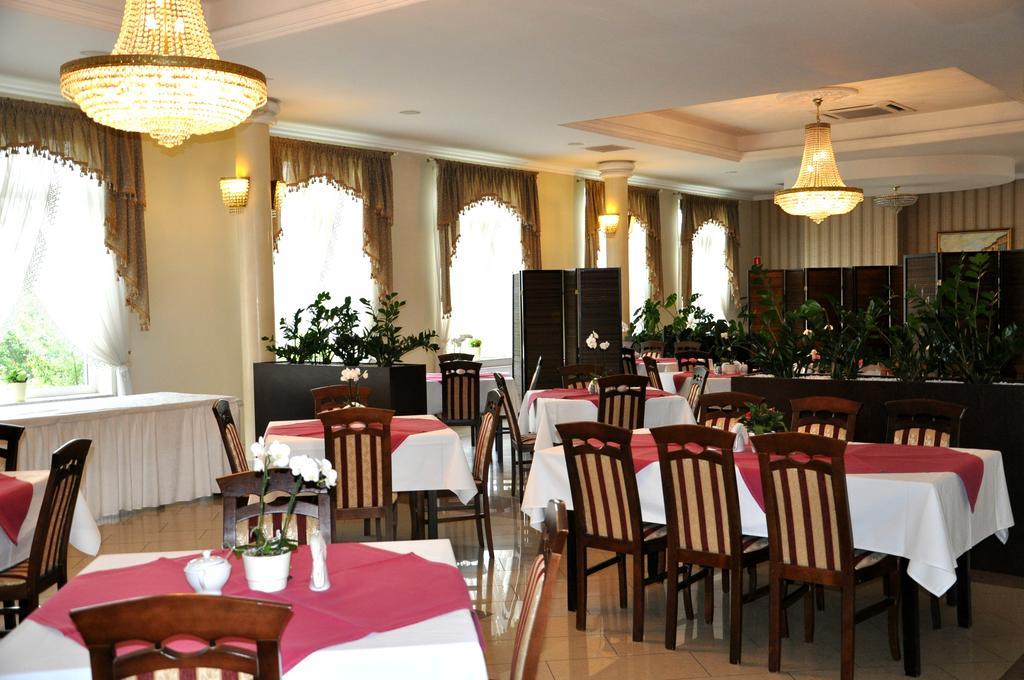 Hotel Korona Rzeszów Esterno foto