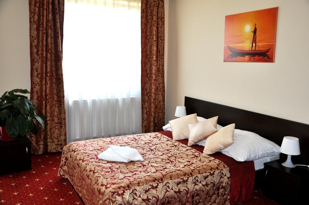 Hotel Korona Rzeszów Esterno foto